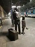 Für die Kinder Statue im Gedenken an Nicholas Winton von Flor Kent auf Gleis 1 des Prager Hauptbahnhofs, 2006