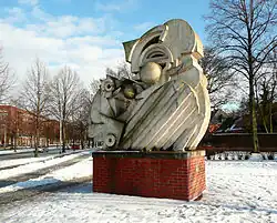 Skulptur Dicker Mann frisst Maus am Platz von WP Eberhard Eggers, 1992–1997