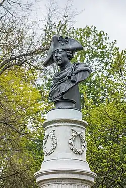 Büste auf dem Denkmal Friedrichs II. in Berlin-Friedrichshain