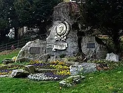 Denkmal für Georg Herwegh (1817–1875) revolutionärer Dichter, Übersetzer, Journalist in Liestal. Standort. 47°29'04.8"N 7°43'58.4"E, Inschrift: Dem Freiheitssänger und Kämpfer. In Dankbarkeit gewidmet von Männern der Arbeit, Freunden der Freiheit. Zum Volke standst Du ohne wanken, am Trone gingst Du stolz vorbei, lass Dir es noch im Tode danken o freies Herz, nun bist Du frei. Zu den Gestirnen wirst Du schweben, dein Sängername lischt nicht aus, und der Lebendige wird Leben, weit über Tod und Grab hinaus!