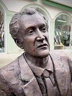 Denkmal Karl Obermayr, Freising, Bronzeskulptur von Ioana Luca, Bronzestatue, Karl Obermayr