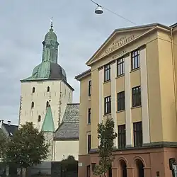 Das Hauptgebäude der Kathedralschule und die Domkirche daneben.