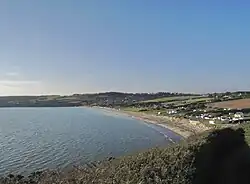 Strand von Telgruc-sur-Mer mit Blick auf die Gemeinde