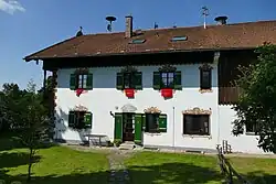 Seitenansicht des Wehnerhofes mit ummalten Fenstern und überdachtem Seiteneingang