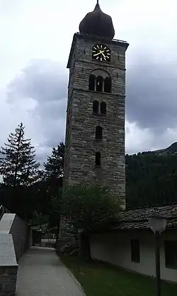 Der Kirchturm von Süden; rechts die Sakristei, die den Kirchturm mit dem Kirchengebäude verbindet