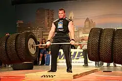 Arnold Strongman Classics 2008, hier der zweitplatzierte Derek Poundstone, der zweimal drei Lastwagenreifen an der Stange hebt