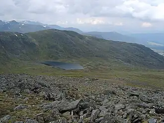 Blick vom Chno Dearg nach Nordwesten zum Stob Coire Sgrìodain, im Vordergrund Lochan Coire an Lochain