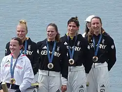 Pia Greiten (links) mit ihren Teamkameradinnen des Doppelvierers bei der Siegerehrung, Olympische Spiele 2024