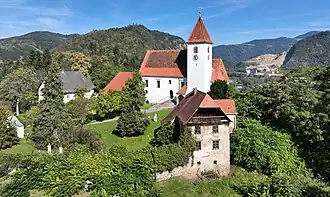 Bauensemble mit Kirche, Mesnerhaus und Pfarrhof auf dem Kirchberg