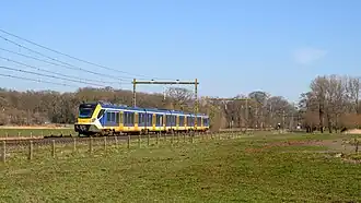 Zug mit gelber Front