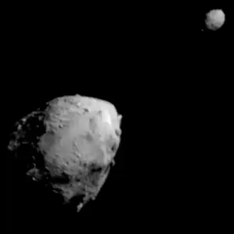 Didymos und Dimorphos (im Hintergrund, oben rechts), aufgenommen von DART