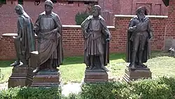Die vier Großmeister Preußens (Hermann von Salza, Siegfried von Feuchtwangen, Winrych von Kniprode, Albrecht Hohenzollern) im Innenhof der Marienburg (Malbork, Polen)