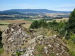 Blick von der Blauen Kuppe nach Nordwesten auf den Hohen Meißner und das Meißnervorland.