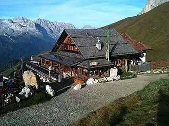 Die Friedrich-August-Hütte mit dem Val Duron und der Rosengartengruppe