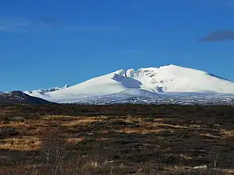Die Snøhetta vom Aussichtspunkt an der Europastraße 6 aus gesehen