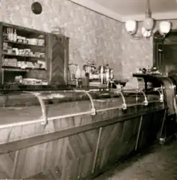 Verkaufstheke in der Konditorei-Café Andersen (1950er Jahre)