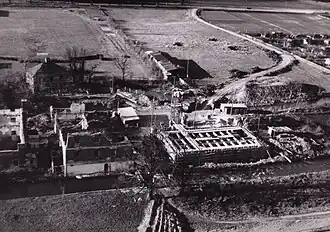 Die Wiedererrichtung der Mühle (auf der Wiese sind noch Bombenkrater zu sehen)