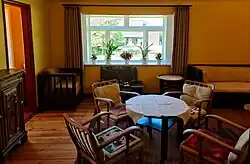 Wohnzimmer mit von Ada Nolde gewebten Kissen