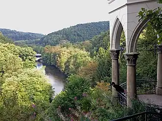 Der Schöppenberg erhebt sich rechts hinter der Napoleonsbrücke (Blick vom Diederichstempel)
