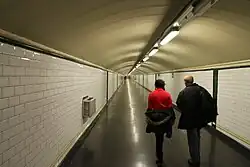 Diego de León, Madrid; Fußgängertunnel zwischen den Bahnsteighallen der Linien 4 und 5