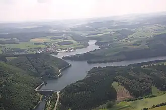 Diemeltalsperre mit Staumauer (unten links) und dem Eisenberg (Bergrücken links)