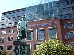 Bismarck-Denkmal und Sitz der ehemaligen Bundesbahndirektion, heute Deutsche Bank