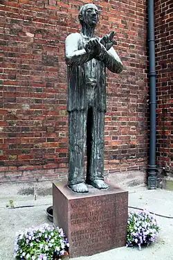 Bonhoeffer-Statue von Fritz Fleer (1979) an der Hauptkirche Sankt Petri (Hamburg) (2014)