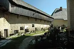 Diexer Friedhof und Ringmauer mit Wehrgang