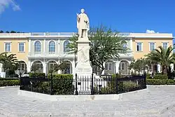 Statue Dichters Dionysios Solomos – im Hintergrund Museum für nachbyzantinische Kunst