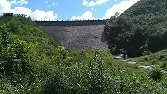 Staumauer des Stausees Campo Alegre