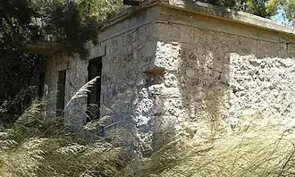 Blick 2015 aufs überwucherte, verfallene Empfangsgebäude