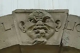 Neidkopf über der Seitenpforte