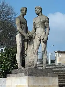 Sportforum, Vorplatzgestaltung mit Plastiken von Rudolf Oelzner