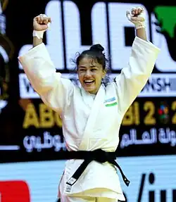 Diyora Keldiyoorova im weißen Judogi jubelt, das usbekische Emblem auf dem Kampfanzug ist erkennbar.