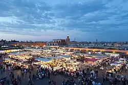 Der Djemaa el Fna genannte zentrale Marktplatz am Abend