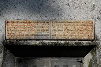 Tafel über dem Eingang der Krypta