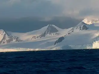 Dobrich Knoll (Bildmitte)