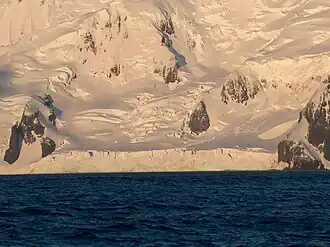 Blick von der Bransfieldstraße auf den Dobrudscha-Gletscher
