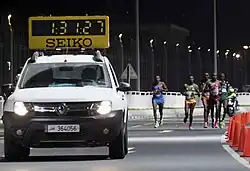 Das Fahrzeug mit der Zeitangabe vor der Führungsgruppe