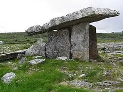 Poulnabrone-Dolmen im Karst des Burren