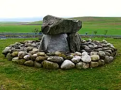 Der rekonstruierte und gegenüber der ursprünglichen Position leicht verschobene Dolmen von Praz Berthoud