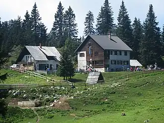 Gebäude der Menina-Almhütte