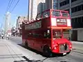 Ehemaliger, in London zum Sightseeing-Bus umgebauter, Open Top Routemaster auf Stadtrundfahrt am 2. Juli 2005 in Toronto