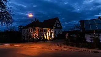 Dorfzentrum mit Apotheke und altem Schulgebäude