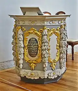 Kanzel und Taufbecken