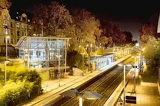 Nachtaufnahme des Haltepunkts