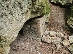 Der Eingang, mit reparierter Wand