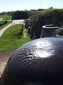 Spuren eines Granat­einschlages auf einer Panzerkuppel (Fort de Douaumont)