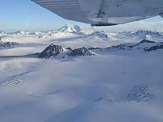 Blick von Norden über den Double-Gletscher zum Mount Redoubt; im Vordergrund ein Nunatak, der zum Double-Gletscher-Vulkan gehört
