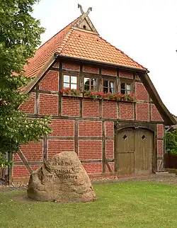 Heimathaus mit Gedenkstein für die Schlacht bei Drakenburg